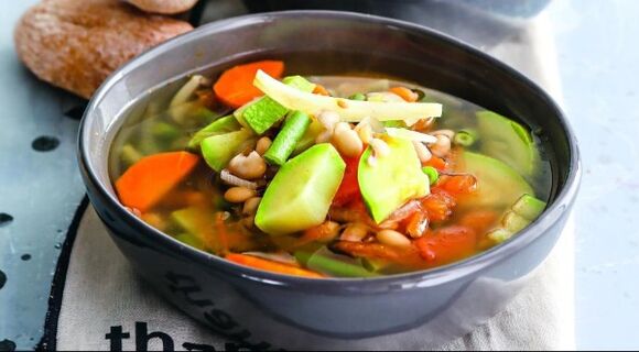 Σούπα λαχανικών - ένα απλό πρώτο πιάτο στο μενού δίαιτας Maggi